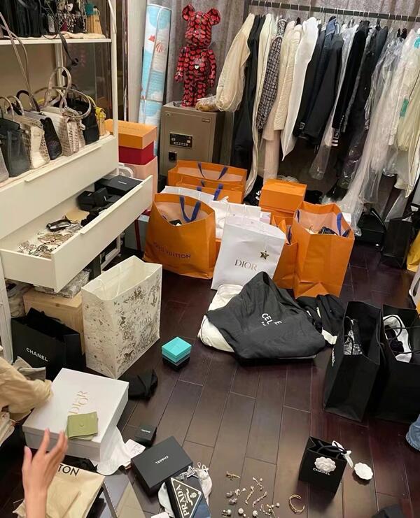 呼和浩特市玉泉区回收一线鞋服.jpg